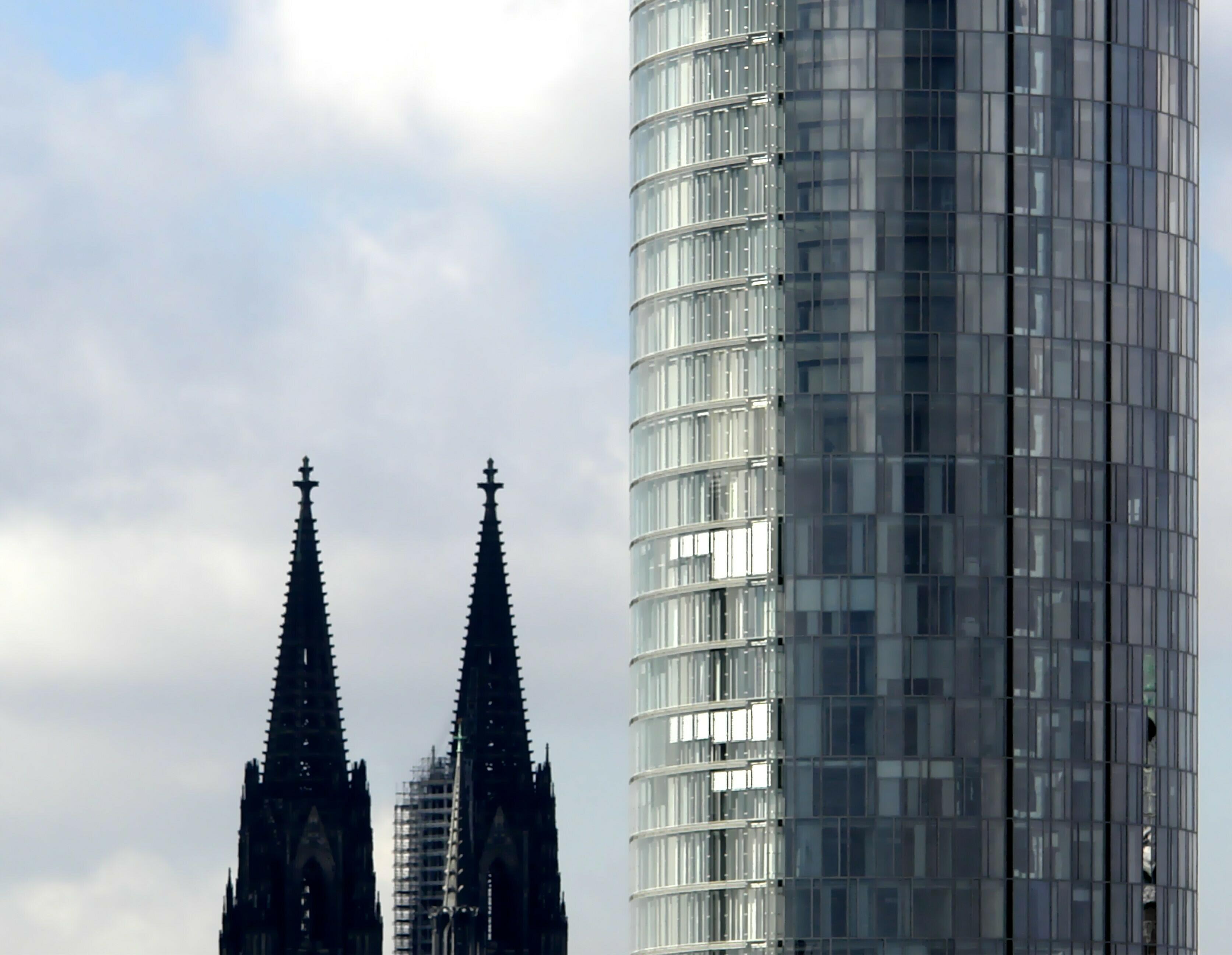 Kölner Dom mit KölnTriangle Hochhaus