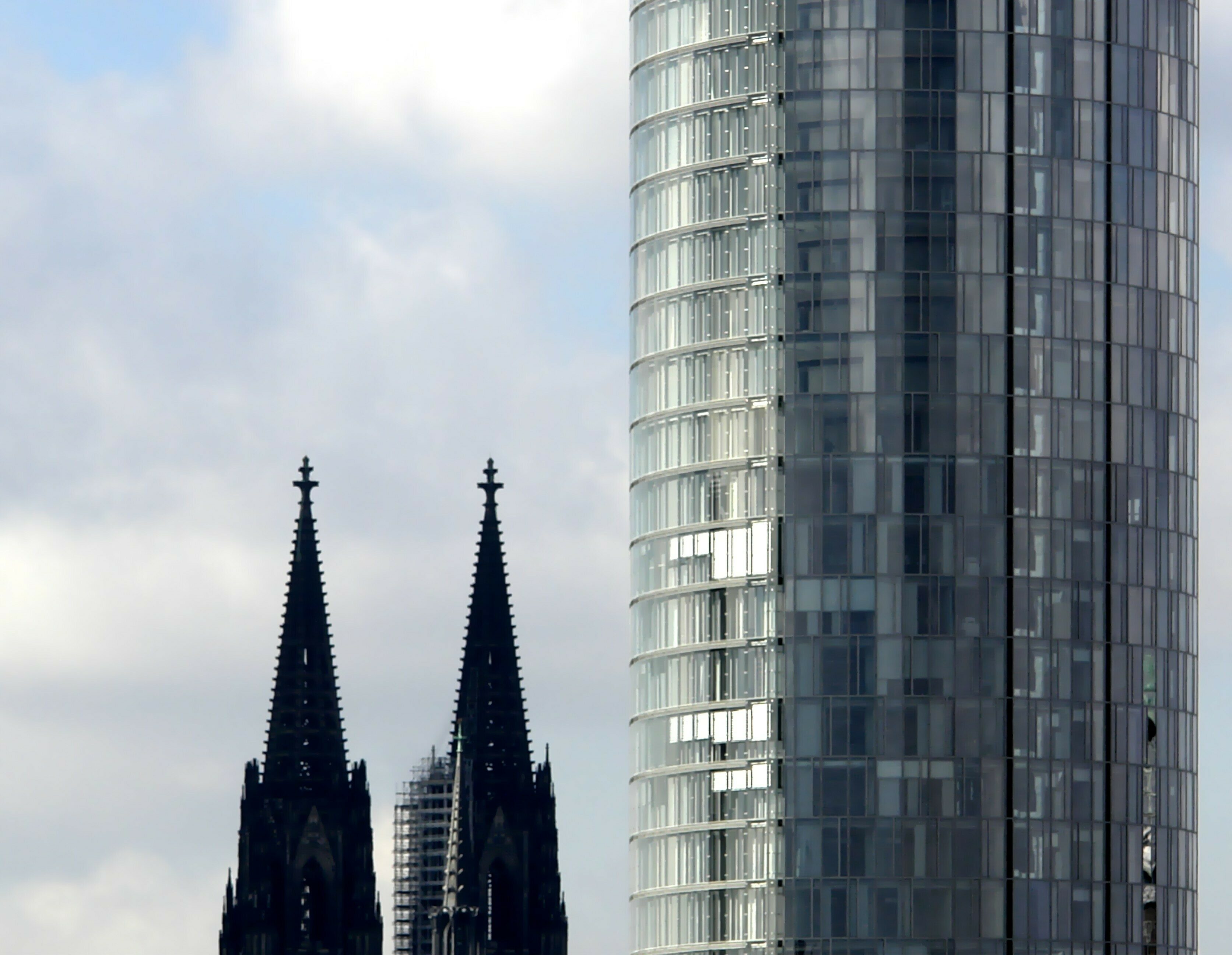 Kölner Dom mit KölnTriangle Hochhaus