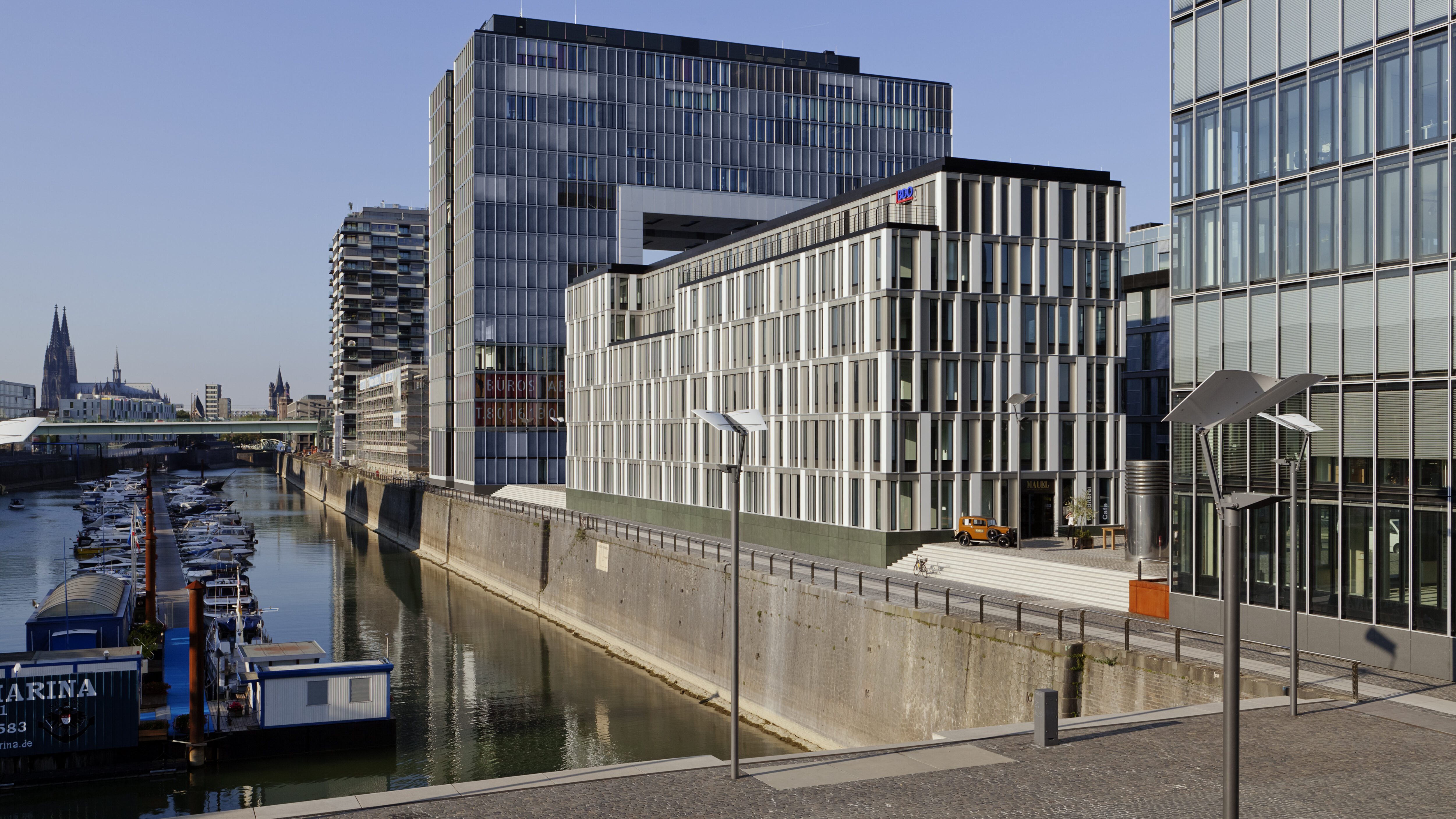 Bürogebäude "Im Zollhafen 21" mit Kranhaus, Marina und Kölner Dom