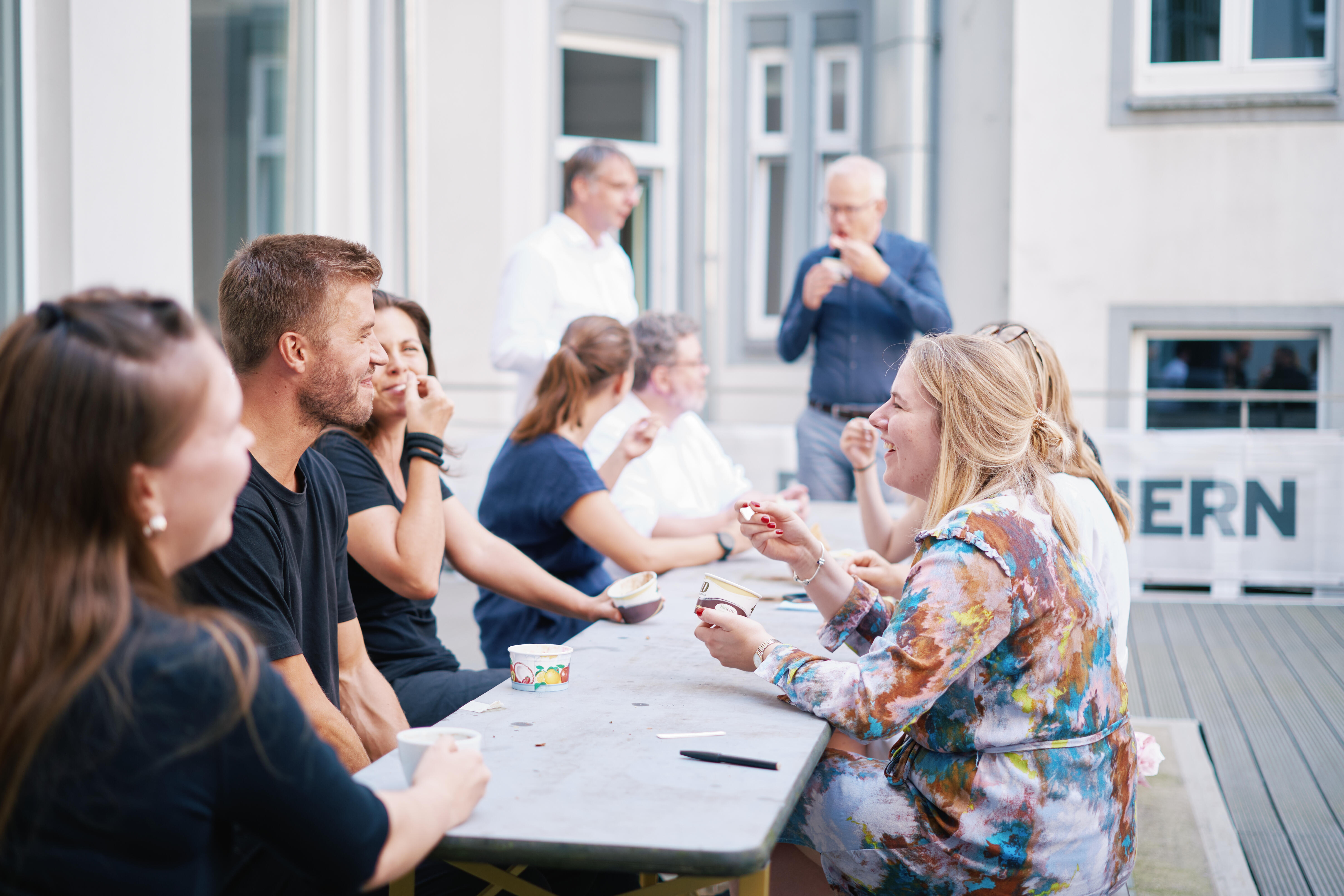 Supergelb Architekten Team im Innenhof