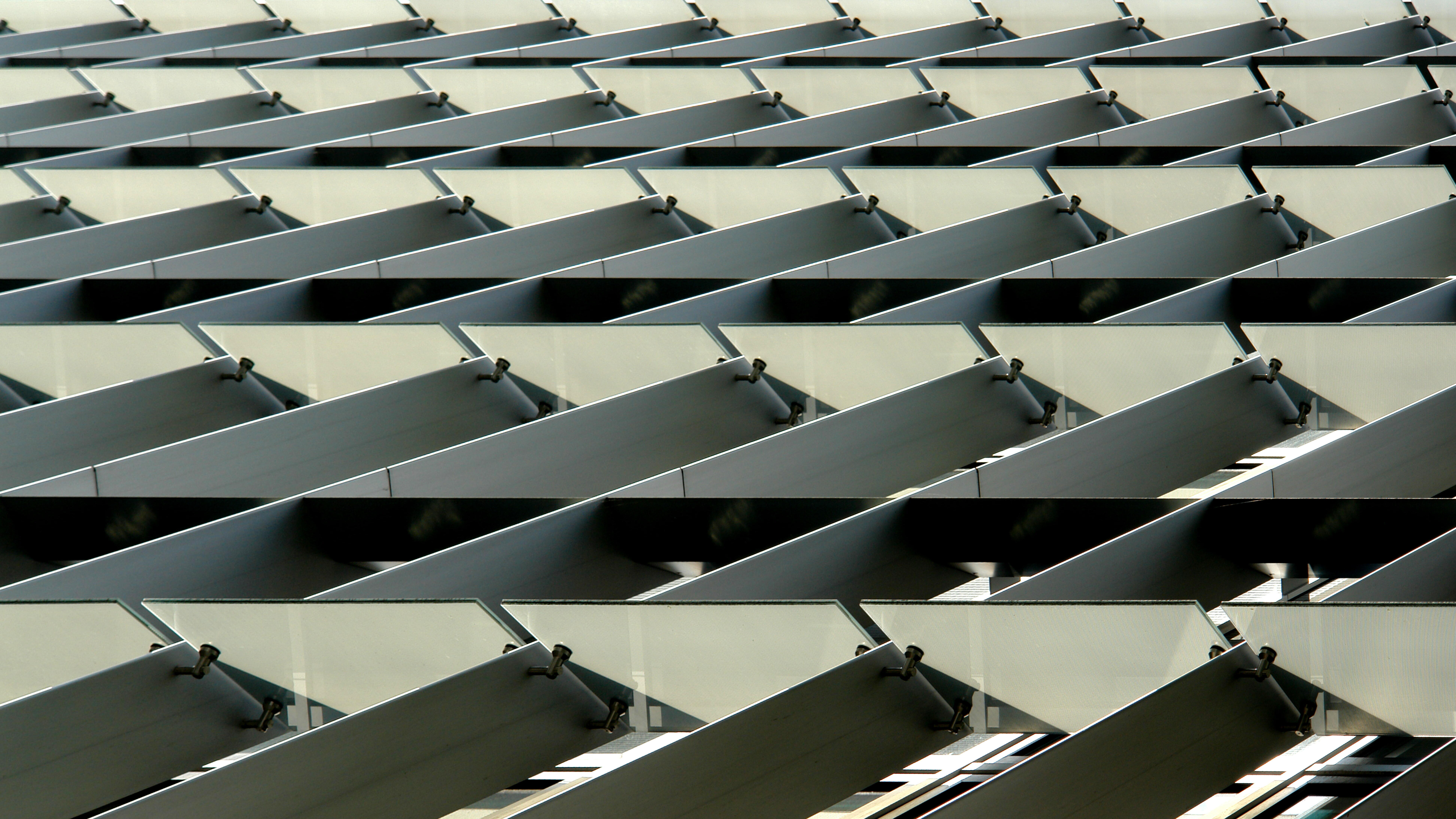 Brise-Soleil Fassade - 1. Bauabschnitt Sockelgeschoss